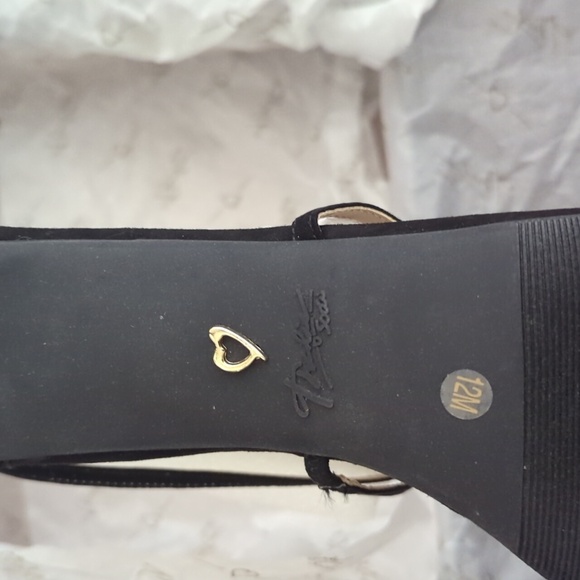 Thalia Sodi Sandals Black Strappy  Gold Hardware Darria Style - Picture 4 of 7